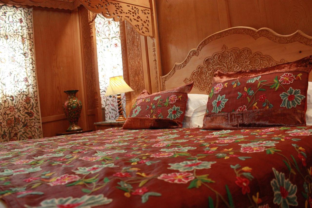 Khilona Luxury Heritage Houseboats Srīnagar Buitenkant foto
