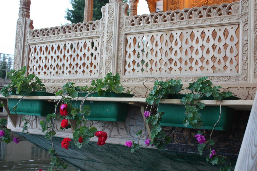 Khilona Luxury Heritage Houseboats Srīnagar Buitenkant foto